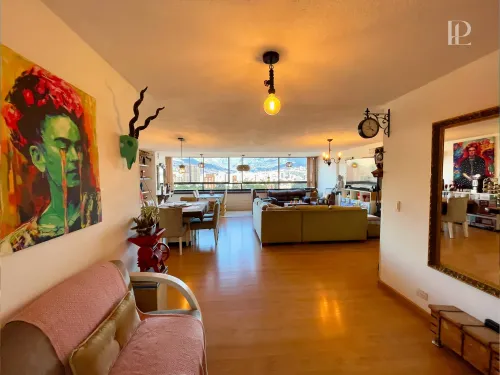 Sala amplia con ventanal grande y vista panor&aacute;mica a Medell&iacute;n
