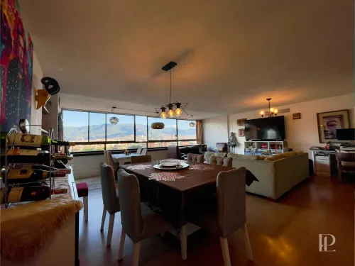 Comedor integrado con la sala, iluminaci&oacute;n natural y ventilaci&oacute;n cruzada