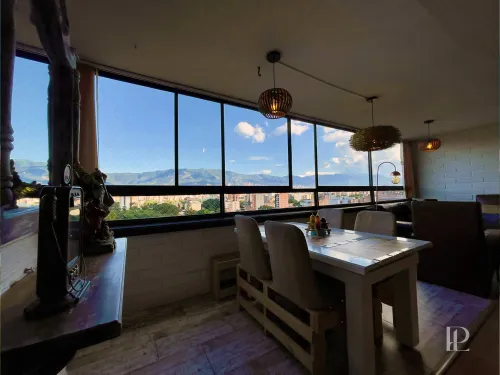 Vista espectacular desde la sala del apartamento en piso alto, zona Los Colores