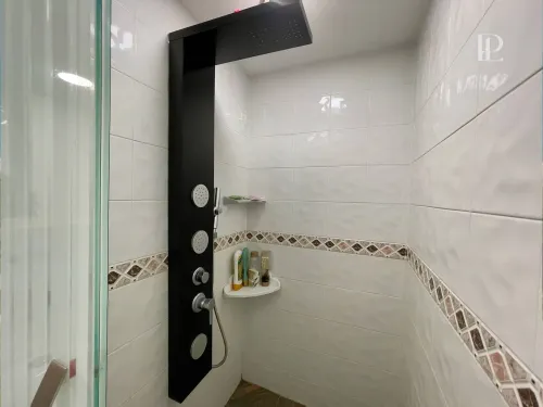 Ba&ntilde;o auxiliar completo en apartamento de 3 habitaciones + alcoba de servicio