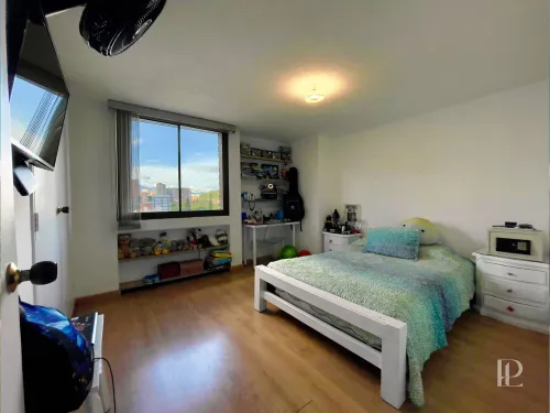 Segunda habitaci&oacute;n auxiliar con buena iluminaci&oacute;n natural y vista lateral