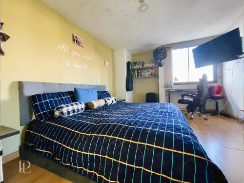 Habitaci&oacute;n principal amplia con ventanal y hermosa vista a la ciudad