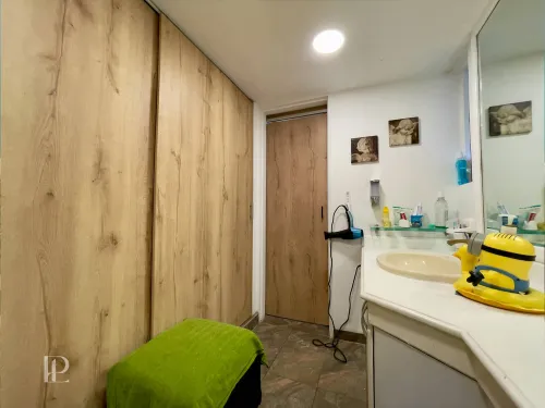 Ba&ntilde;o principal con vestier grande