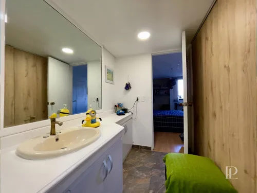 Amplio ba&ntilde;o principal con vestier y vista hacia la habitaci&oacute;n