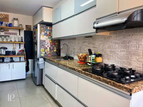 Zona de cocina con acceso independiente a zona de ropas y alcoba de servicio