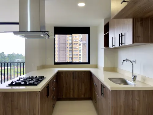 Cocina tipo L, luz natural